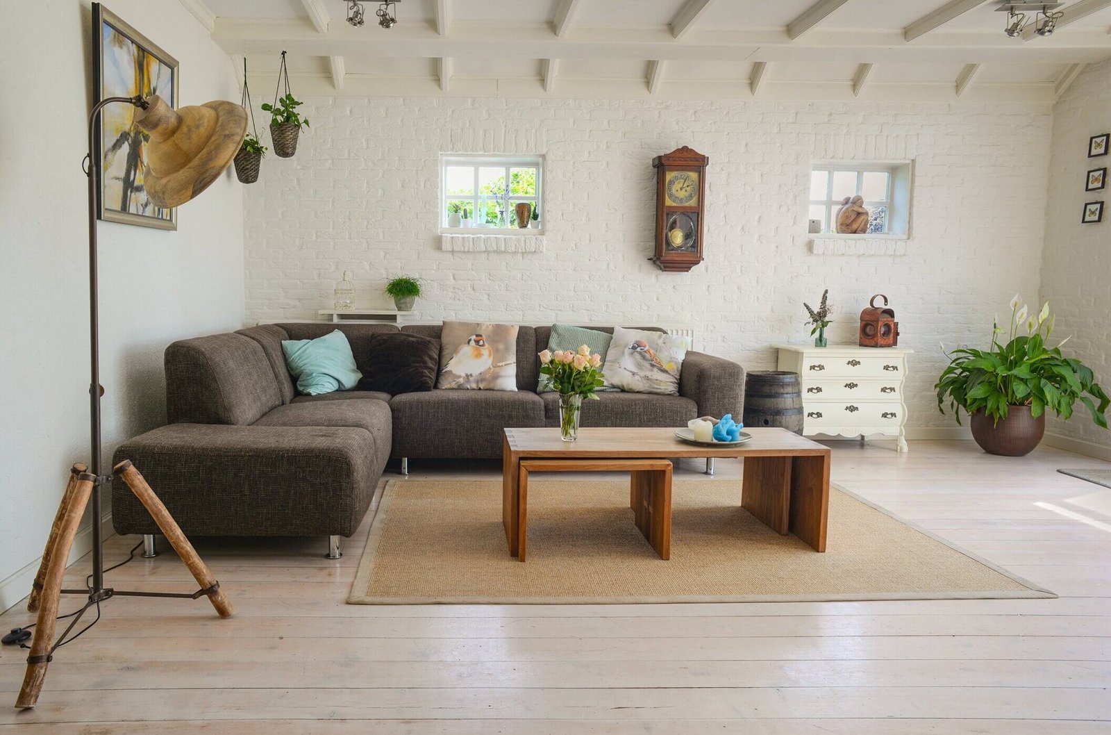 background image representing a completely tidy and clean room, with a small table in the center, a sofa behind the table, a barrel and a dresser next to it. In front of a lamp, facing the table and the sofa and in the background decorations under a white brick wall